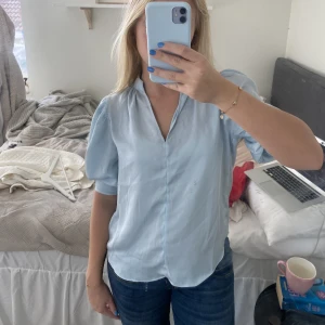Blus från h&m - Ljusblå, tunn blus med puffärmar från h&m. Andvändt fåtal gånger och är i superbra skick☺️💕