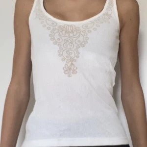 Vero Moda linne - Jätte fint linne från Vero Moda. Passar perfekt till de som vill ha clean girl style. Storlek S men passar för mig som har storlek Xs i vanliga fall.