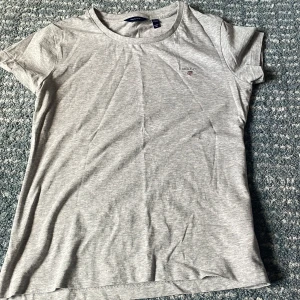 Gant babytee - Fin gant tröja utan fläckar och ser ny ut.