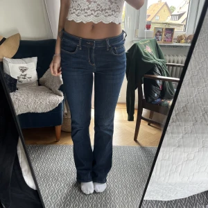 hollister bootcut lowrise jeans - använda en del men fortfarande bra skick, hittar inga defekter förutom att det är slitet i benslutet. 🥰 passar mig som är 174 lång. köpare står för frakt