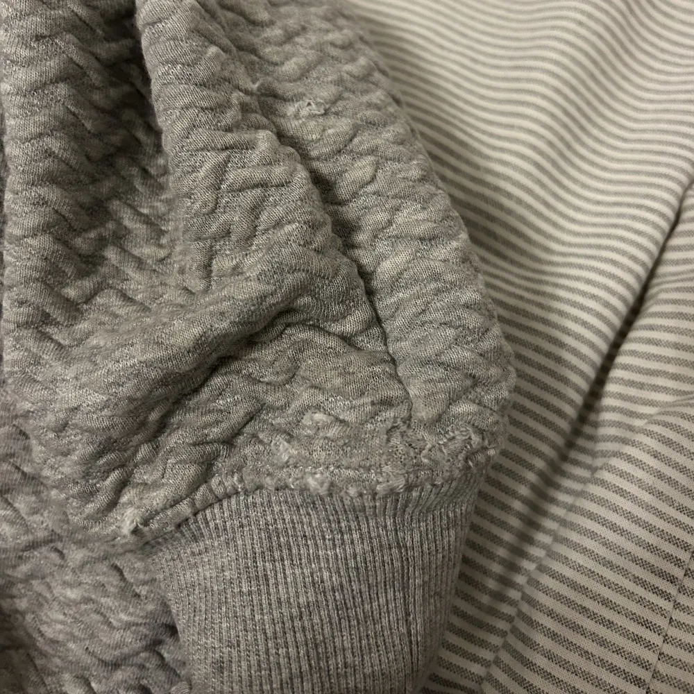En fin grå äkta tröja säljes pga liten i storlek för brorsan, OBS nottrar finns!   Pris går att diskuteras! . Tröjor & Koftor.