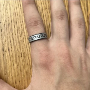 SL ring - Svart grå Sl ring väldigt snygg när man har mörkare outfits då den sticker ut. Bra skick
