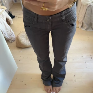 Lågmidjade jeans - Super snygga men kommer tyvärr ej till andvändning, väldigt sällsynta och köpta vintage💓det står 34 på storleken men skulle säga att dem passar typ 36 och m oxå