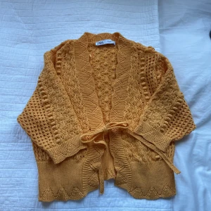 Kofta - Så söt trekvartskofta från zara, aldrig använd🧡