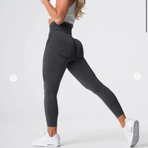 NVGTN Tights - Tights från de populära märket NVGTN. OBS de är det blåa som jag säljer som ni ser på bild 2 och 3 men i samma modell som de svarta på första bilden. Super fint skick har aldrig använt på gymmet bara prövat hemma. Så inprinsip som nya! 