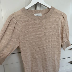 Neo Noir knit  - Beige knit från Neo Noir! Använd ett par gånger men är i bra skick! 