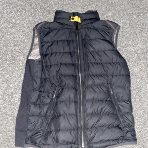 Parajumpers väst  - Näst intill felfri väst. Väldigt sparsam använd. 100% äkta.  Svart.
