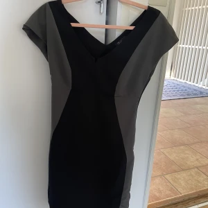 Kort klänning  - Kort svart/grå klänning i storlek 34 som bara har används en gång och är i bra skick!