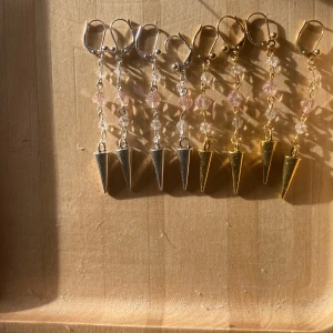 Nitörhängen🌞 - Nu kan man köpa dessa skitcoola och trendiga nitörhängena som finns i både guld och silver! Helt handgjorda och dessutom nickelfria🤍 25kr/st, frakt tillkommer på 16kr! Skriv till mig vid intresse 