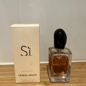 Armani Si, eau de parfum 50 ml - Säljer nu denna parfym, Armani Si 50 ml, ytterst lite ur flaskan är använd. 