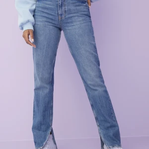 Jeans med slit (helt nya) - Jeans med slit i strl 36. Från Gina. Helt nya, oanvända.