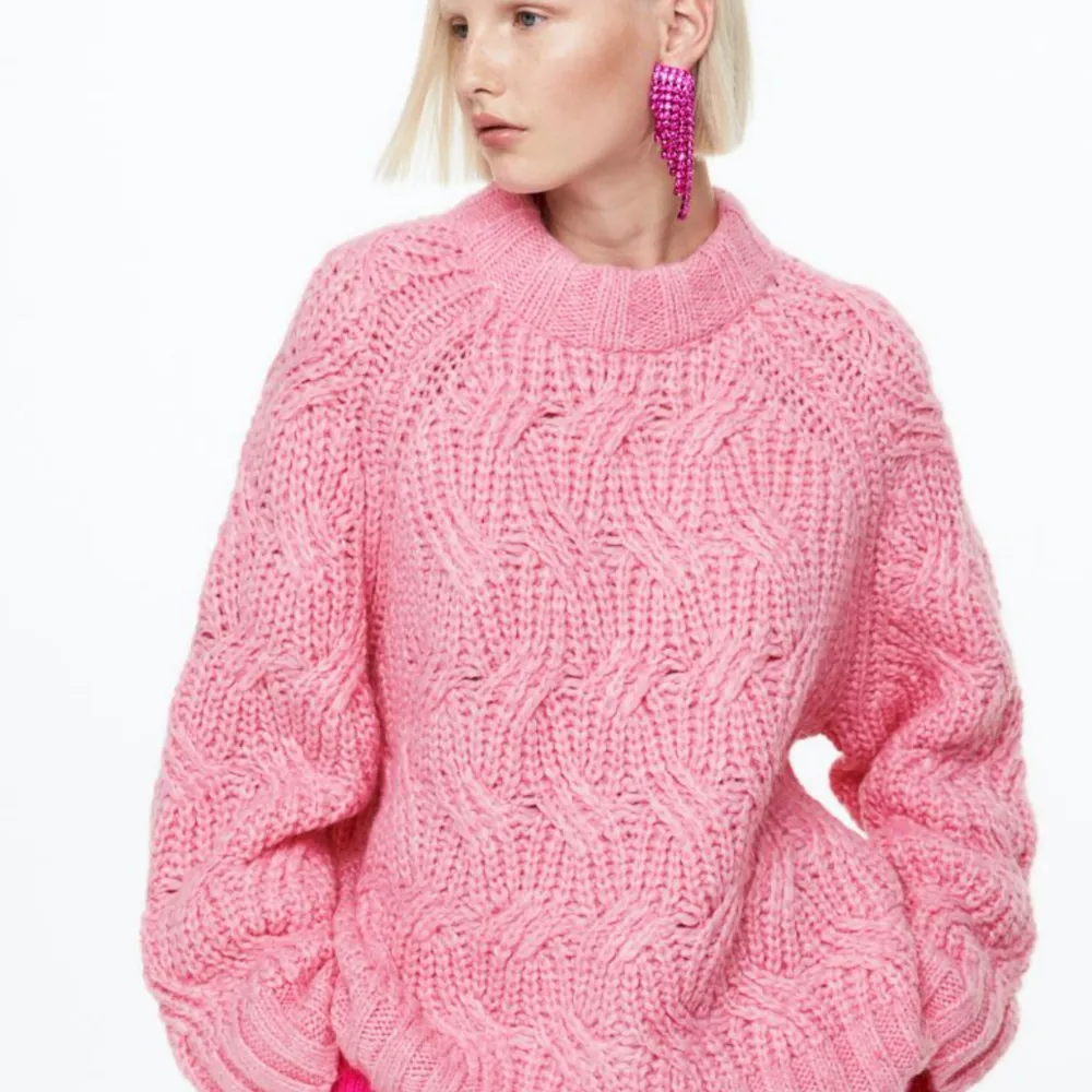 Superfin rosa stickad tröja! Knappt använd och inte nopprig! Är i storlek xs/s men den är oversize!!. Stickat.