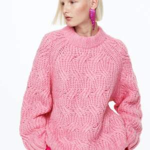 Superfin rosa stickad tröja! Knappt använd och inte nopprig! Är i storlek xs/s men den är oversize!!