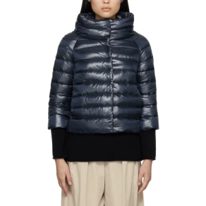 Herno jacka blå - Jackan är i jättefint skick och det finns inga tecken på användning!! Skriv för frågor eller fler bilder❤️