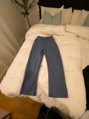 Bershka raka mjukisbyxor gråblå - Aldrig använda! Superfina raka mjukisbyxor i en gråblå färg i storlek S (unisex) 150kr + frakt💙 ⚠️finns en tröja på min sida som matchar, det är köpt som sett!⚠️