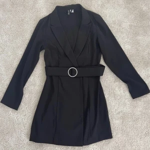 Kavajklänning, strl 36/38 - Svart kavajklänning från h&m. Fin att ha både som klänning eller för att ha över något annat som en tunnare jacka. - Frakt: 60kr - TRYCK INTE PÅ KÖP NU