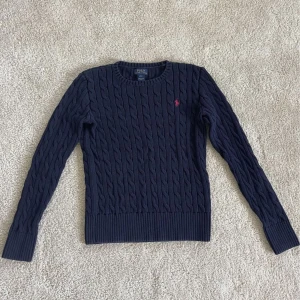 Ralph Lauren tröja, barnstrl L - Mörkblå stickad Ralph Lauren tröja i barnstorlek L. - Frakt: 74kr - TRYCK INTE PÅ KÖP NU