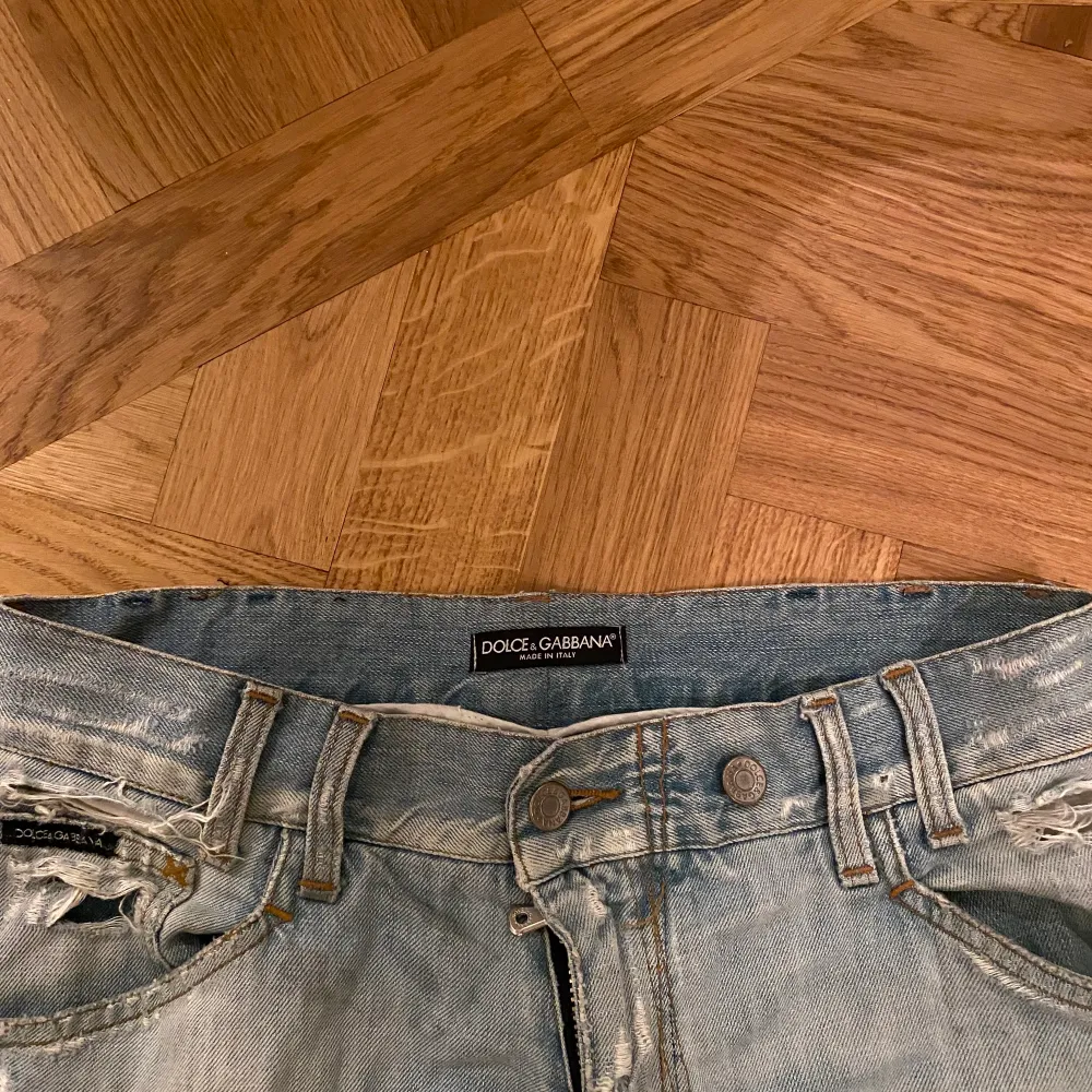 Säljer dessa super snygga low waist jeans från Dolce & Gabbana som sitter jätte bra. Jag är 168 cm och de sitter perfekt på längden. . Jeans & Byxor.