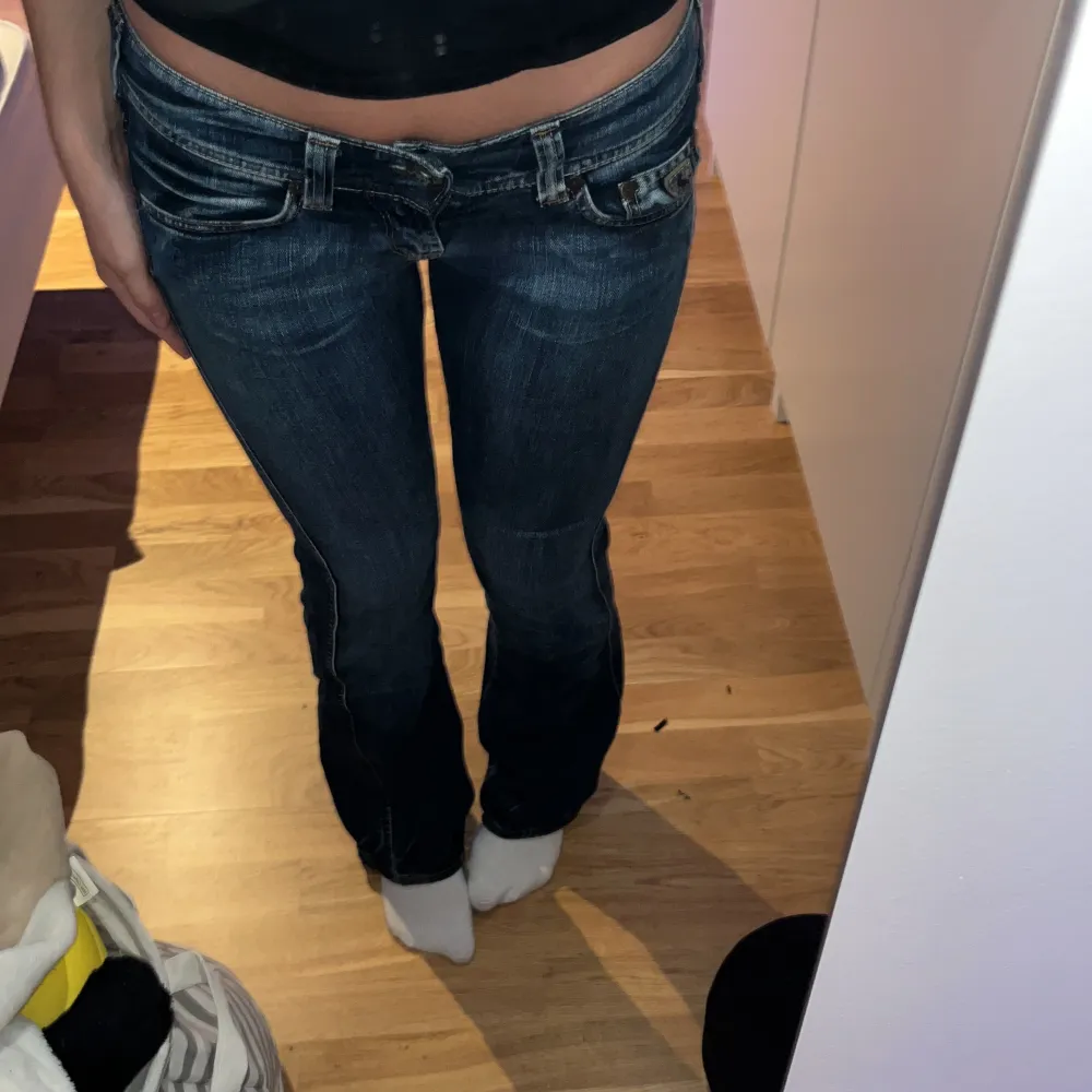 Ett par jätte snygga lågmidjade utsvängda jeans ifrån Lee. Säljs då dom är för lågmidjade för min smak tyvärr! Bra längd på mig som är 173cm lång😆😆. Jeans & Byxor.