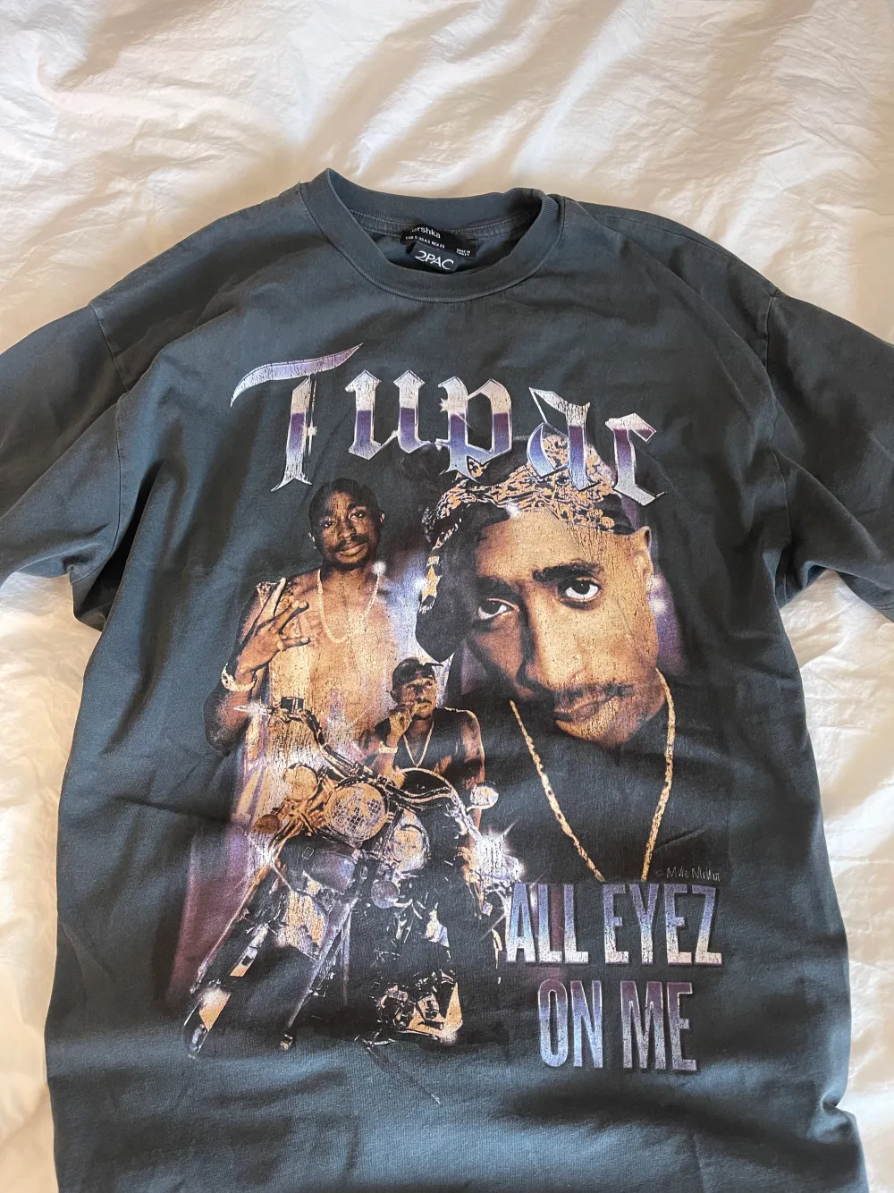 Säljer denna tupac-tshirt då den inte kom till användning. Den är i jättebra skick, även lite oversize❣️❣️. T-shirts.