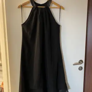 Svart klänning som ny 