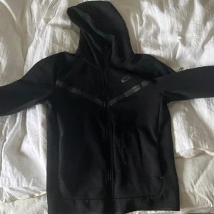 Nike tech fleece svart - Svart Nike tech fleece ny pris 1100