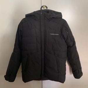 Vinterjacka - Peak Peformance vinterjacka. Säljer pga att den har blivit för liten. 💕Använd sparsamt och i bra skick! 