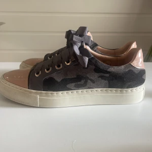 Billi Bi sneakers  - Super fina Billie Bi sneakers med grått camo motiv och rosa lack på tå och häl.  