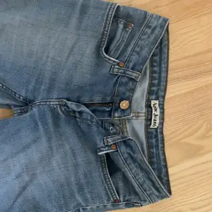 Lågmidjade jeans från acne, varken skinny eller utsvängda! (Mittemellan) Dtorlek 27/32