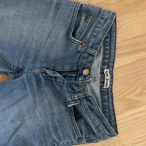 Lågmidhade jeans - Lågmidjade jeans från acne, varken skinny eller utsvängda! (Mittemellan) Dtorlek 27/32