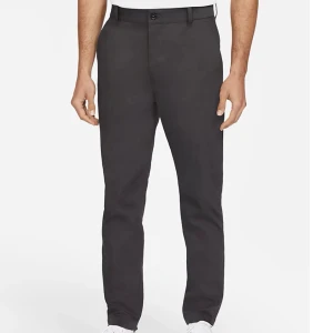 Nike Chinos - Ett par skit snygga Nike chinos från Nike men en slim fit stil. Köpte för 949kr på hemsidan men används inte längre så passa på köpa dessa för ett jättebra pris! 