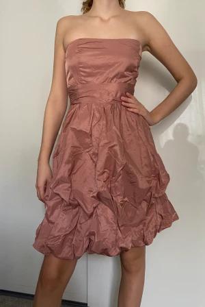 Roseguld festklänning Vila (S) - Oanvänd ballongklänning från Vila Stl S. Dragkedja på sidan av bålen. 
