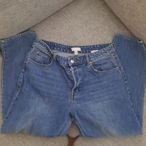 Jeans från h&m size 44 - Jag har detta par jeans som jag inte använder längre, har bara använt ett par gånger DM FÖR ATT KÖPA!! Priset är inte inklusive frakt