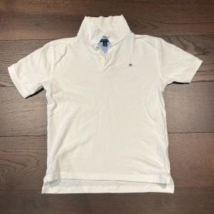 Tommy Hilfiger Piké  - Säljer denna då den bara ligger i garderoben och är för liten. Storleken är Medium i barnstorlek. Skicket är 9/10. Hör av er vid frågor!
