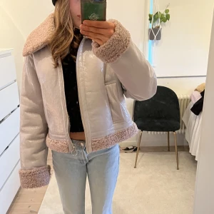 Skinnjacka med Teddy  - Ljus skinnjacka med teddypäls. Aldrig använd, säljs pga att den inte används. Person på bild bär vanligtvis storlek xs/s!!