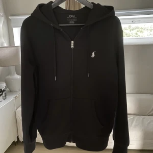 Ralph lauren zip hoodie - Ralph lauren zip hoodie. Köpte den för 1650kr på Zalando för ca 2 månader sedan men har redan växt ur den. NYSKICK!!🤩