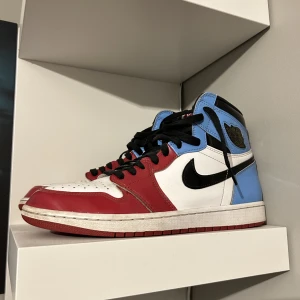 Air Jordan 1 retro high OG fearless - Säljer mina äkta Jordans i väldigt bra skick. Skorna är varsamt användna och användna fåtal gånger. Blåa, röda, vitta, svarta skosnören, crease skydd, låda och kvitto medföljer. Skriv privat om fler bilder eller intresse. Bor i Stockholm.