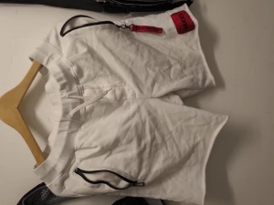 Hugo Boss  - Hej? Bilderna är kanska slarvig tagen. Skick är bättre var det ser ut på foton. Använder dem mesta av de är knappast används önska du mer bilder ,,det bara pm