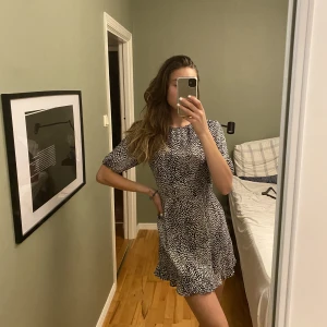 Klänning  - Supersöt klänning från nakd. Superbra skick💓