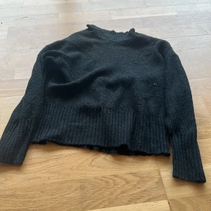 Stickad tröja  - Bra skick och  inköpt på lindex. Den är svart och storlek 8-10