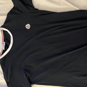Moncler t-shirt  - Säljer min moncler t-shirt. Skick 9/10 sitter bra på S-M Tröjan är Rikigt skön!