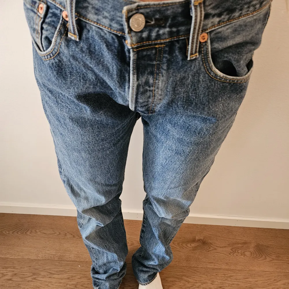 Säljer blå Levis jeans i modell 501. Storlek 32x32.  Skön modell!. Jeans & Byxor.