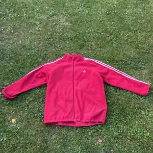 Adidas fleece zip  - En zip från adidas i fleece. Gott skick, lite slitage vid halsen som syns på sista bilden men annars så är det inget. 