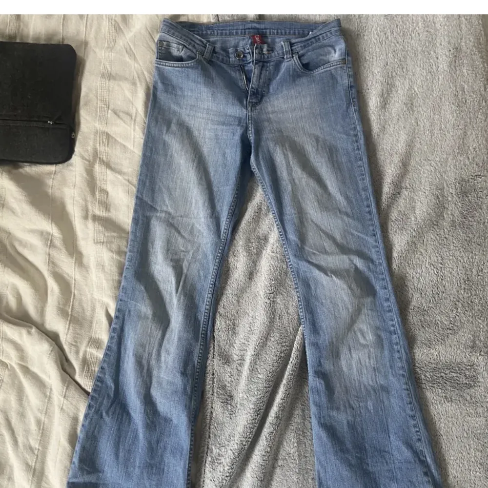 Dessa ljusblå lågmidjade jeans! Super fina i färgen och modellen men tyvär lite stora för mig. 💗💗. Jeans & Byxor.