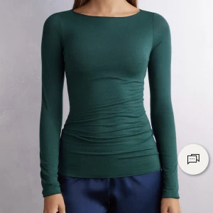 Intimissmi tröja - Helt oanvänd, lappen är kvar. Mörk grön intimissmi tröja. Jätte fin. Säljer då den intr gick att lämna tillbaka. Köpt för 449kr. Passar till alla tillfällen.