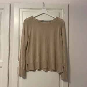 Tunn stickad tröja zara - En tunnt stickad tröja från zara. Använd flitigt men fortfarande i bra skick. Säljer pga rensar ut garderoben💕