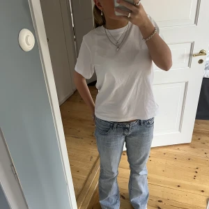 Lågmidjade jeans  - Lågmidjade utsvängda jeans köpta på Plick. Midjemått rakt över: 40 innerbensläng: 75