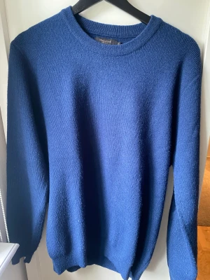 Moncrief stickad tröja - Stickad tröja från märket Moncrief London  Nypris ca 1400 Skönt material och i väldigt sparsamt skick! Bara att höra av sig vid frågor! Mvh Carl  