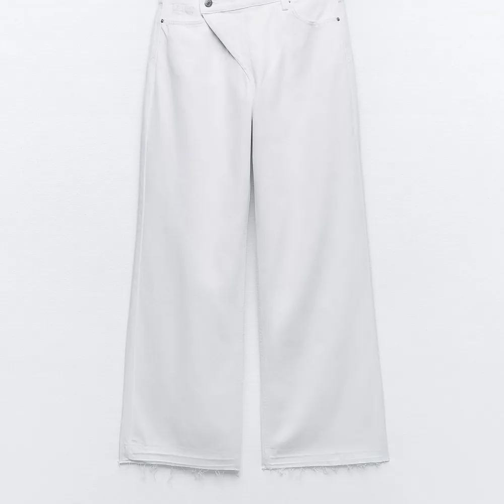 Vita jeans från Zara , vid modell storlek 40  Bilden från Zara . Helt nya aldrig använda . Jeans & Byxor.