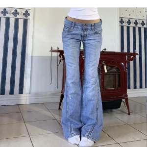 Midja 82 och innerbenslängd 86. Köpte dessa jeans av Tina Adesjö och första bilden är även hennes. Säljer då de var för små, de är i fint skick och priset kan sänkas vi snabb affär. De köptes för 800 inklusive frakt av henne.